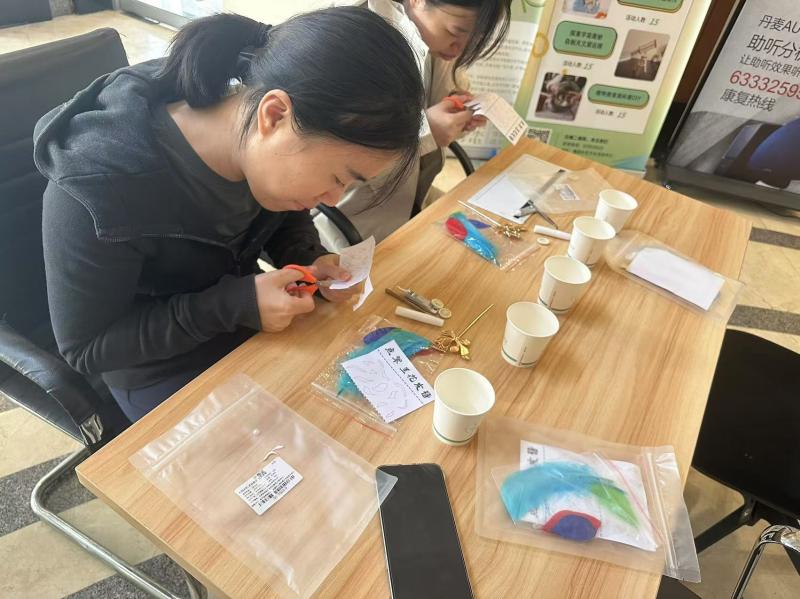 手工非遺點簪制作中_上海專業(yè)物業(yè)服務